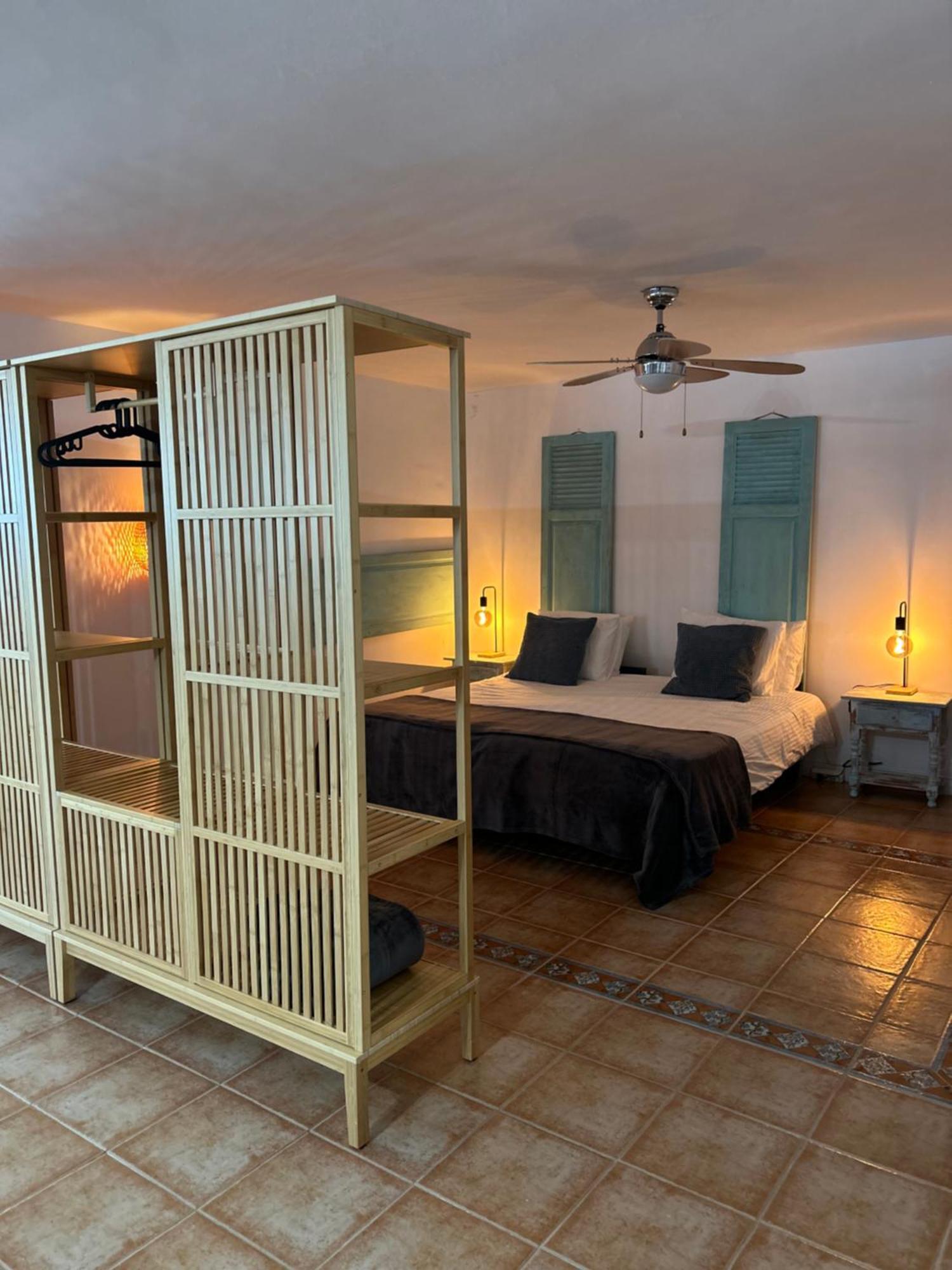 Large Studio Apartment! 科斯塔特吉塞 外观 照片
